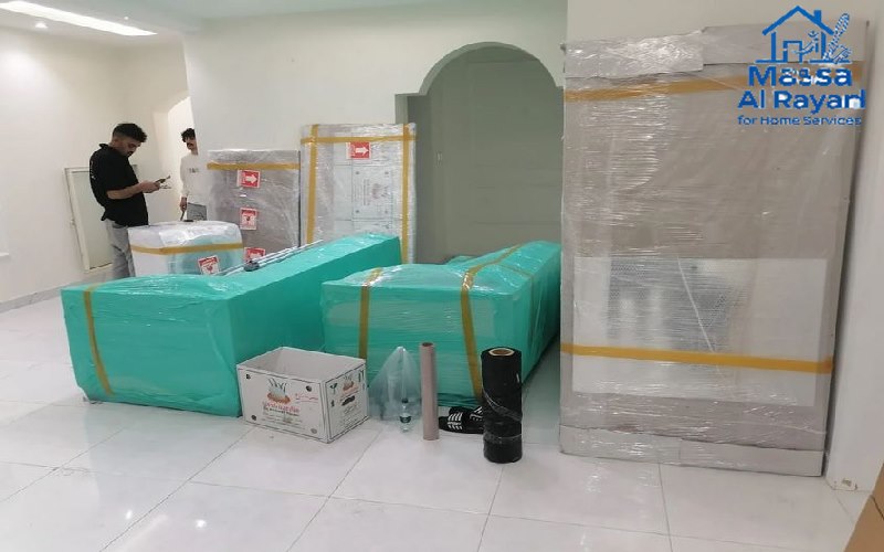 تغليف عفش بالرياض باستخدام أغطية بلاستيكية لحماية الكنبة أثناء النقل