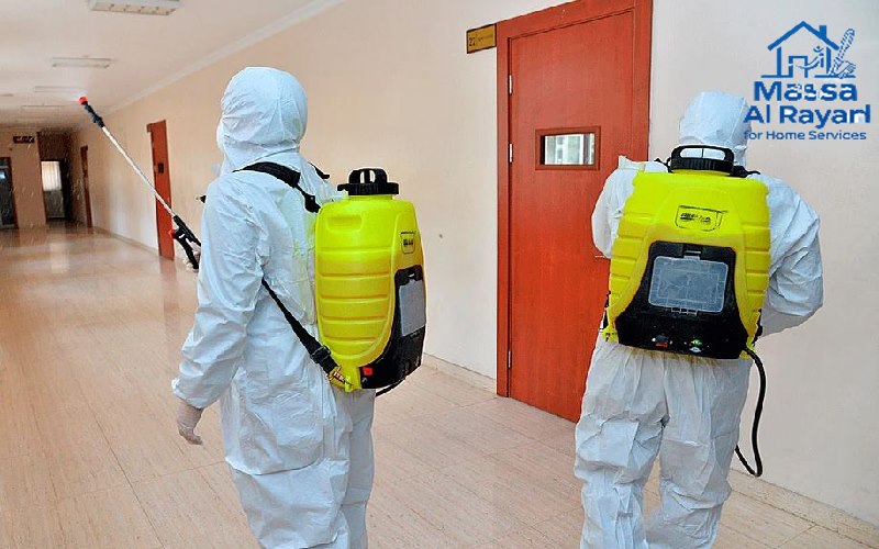 شركة رش مبيدات بالرياض - فريق مكافحة الحشرات يستخدم معدات حديثة