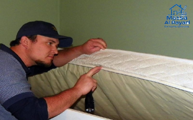 فني ماسة الرياض المحترف يقوم بفحص الفراش لكشف عن علامات بق الفراش