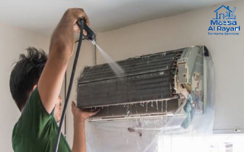 شركة تنظيف مكيفات جنوب الرياض 11 فني شركة تنظيف مكيفات جنوب الرياض أثناء العمل