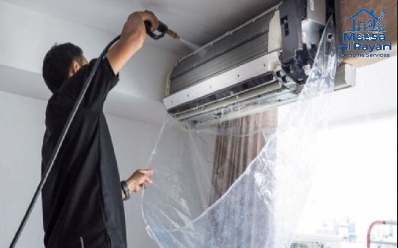 شركة تنظيف مكيفات شرق الرياض 10 فني متخصص في شركة تنظيف مكيفات شرق الرياض يقوم بتظيف مكيف سبيلت