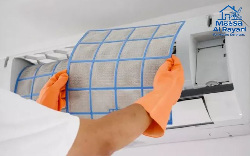 فني متخصص يقوم بفحص فلتر المكيف
