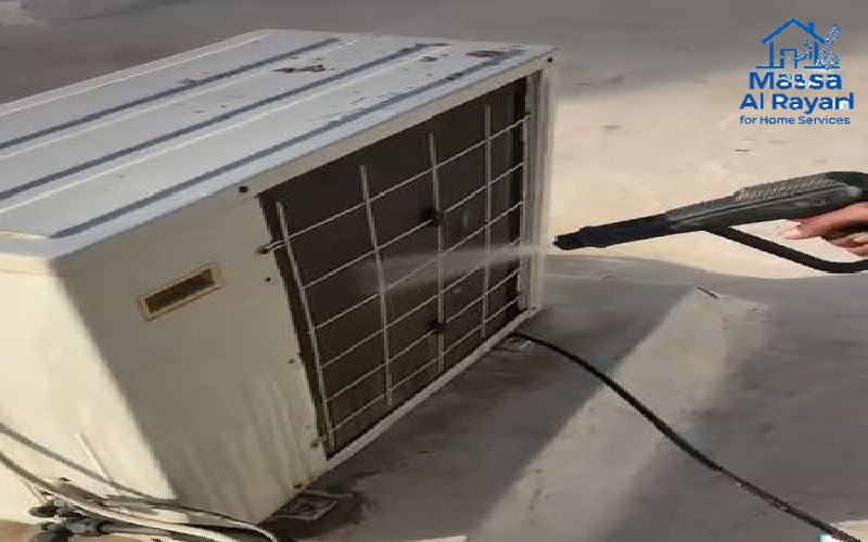 تنظيف الوحدة الخارجية باستخدام ضغط الماء