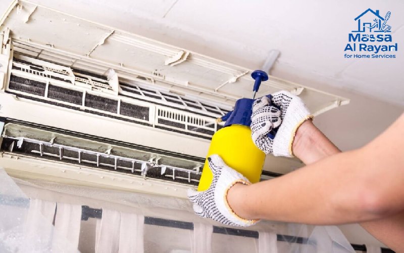 فني شركة تنظيف مكيفات شمال الرياض يقو بتنظيف سبليت
