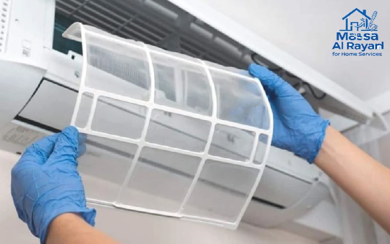فني تنظيف مكيفات يقوم بتنظيف فلتر المكيف في شمال الرياض