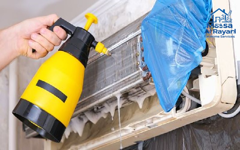 تنظيف كويلات المكيف باستخدام مواد خاصة في شركة تنظيف مكيفات غرب الرياض لضمان تبريد فائق