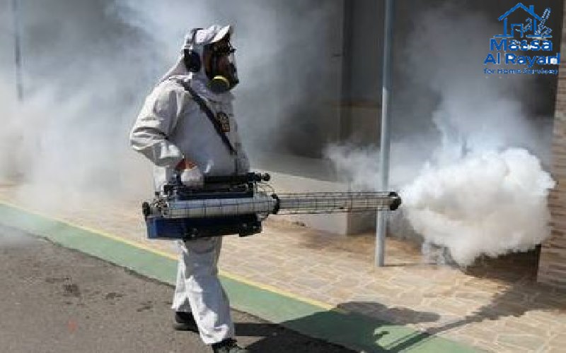 فني شركة رش مبيدات جنوب الرياض يقوم برش مستودع للتخلص من البعوض والذباب