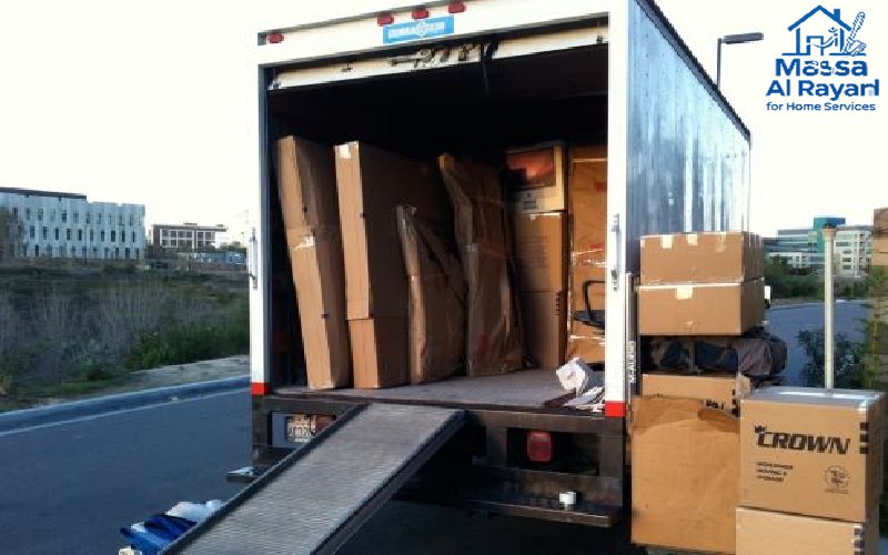 سيارة نقل عفش مجهزة بأشرطة التثبيت لخدمات شرق الرياض
