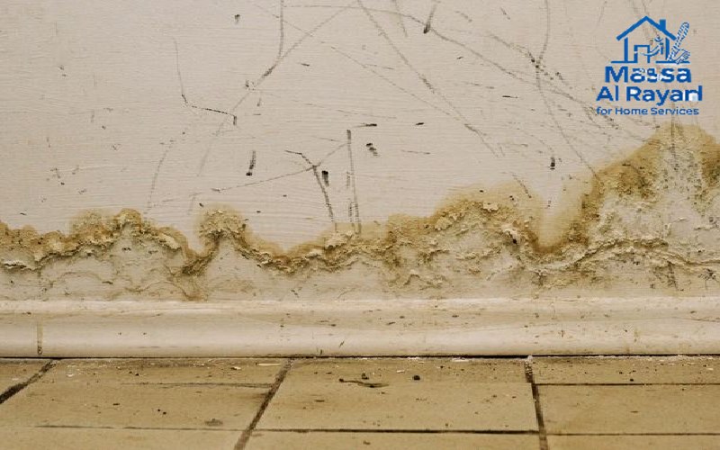 "علامات تسربات المياه على الجدران: بقع صفراء وتقشر في الدهان بسبب الرطوبة"