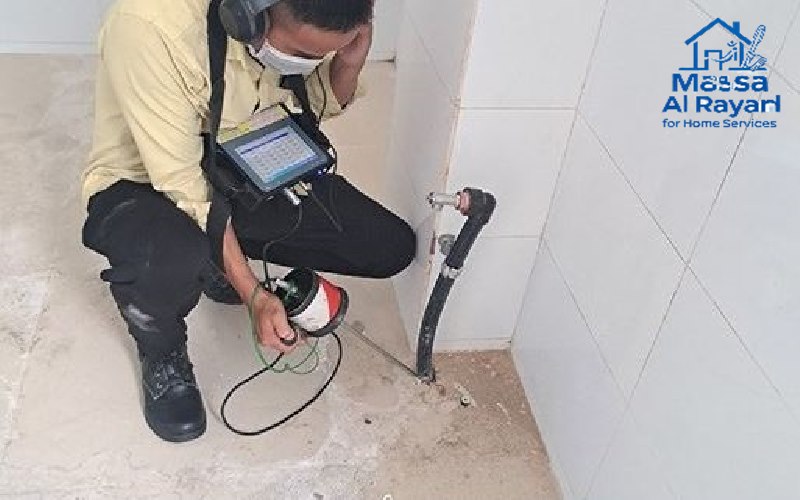 شركة كشف تسربات المياه جنوب الرياض | أقوى شركة كشف تسربات 2 فني شركة كشف تسربات المياه جنوب الرياض يستخدم جهاز الفحص لتحديد موقع التسرب