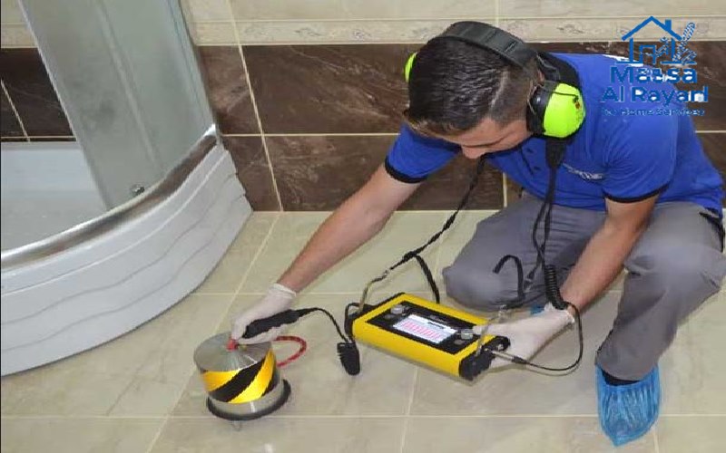 شركة كشف تسربات المياه جنوب الرياض | أقوى شركة كشف تسربات 3 فني شركة كشف تسربات المياه جنوب الرياض يستخدم جهاز الاستماع الأرضي لتحديد موقع التسرب بدقة