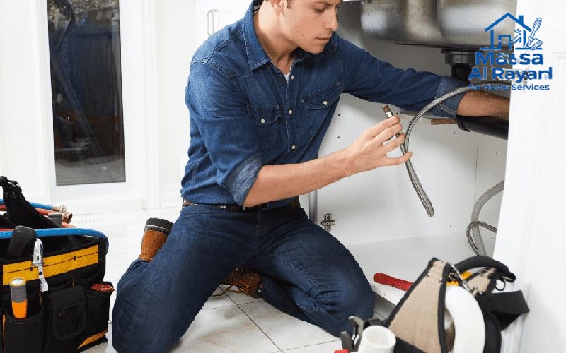 فني يقوم بإصلاح تسرب مياه في ماسورة بفتحة دقيقة دون الحاجة لتكسير الجدار بالكامل في شرق الرياض