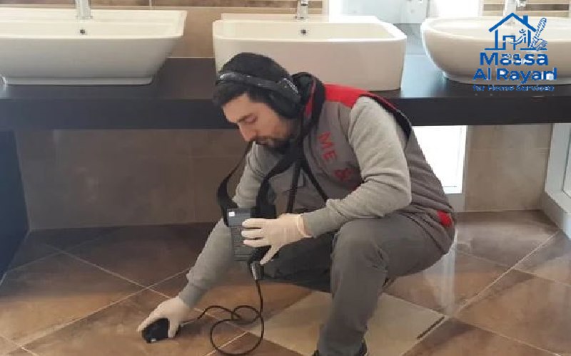 فني يستخدم جهاز السمعيات الأرضية لكشف تسربات المياه في حمام بغرب الرياض