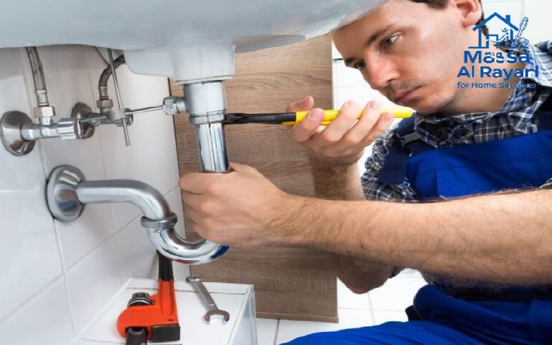 فني يقوم بإصلاح تسرب مياه بدون تكسير في حمام بغرب الرياض