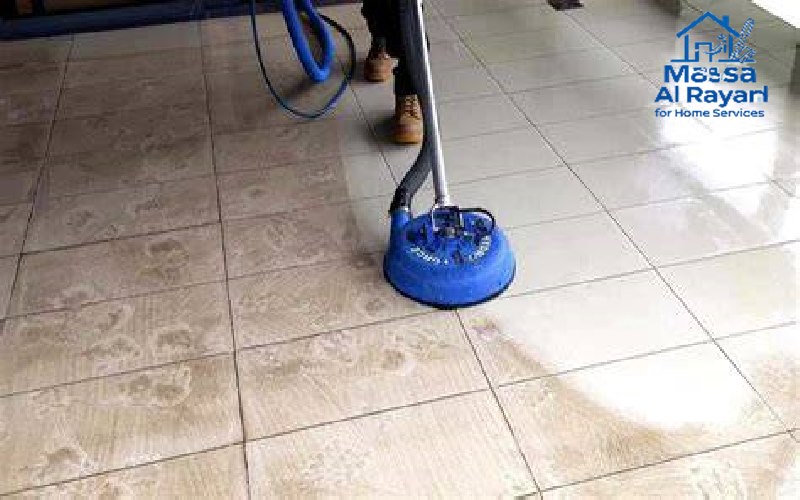 فني يقوم بتظيف الأرضيات باستخدام جهاز جلي وتلميع البلاط والرخام