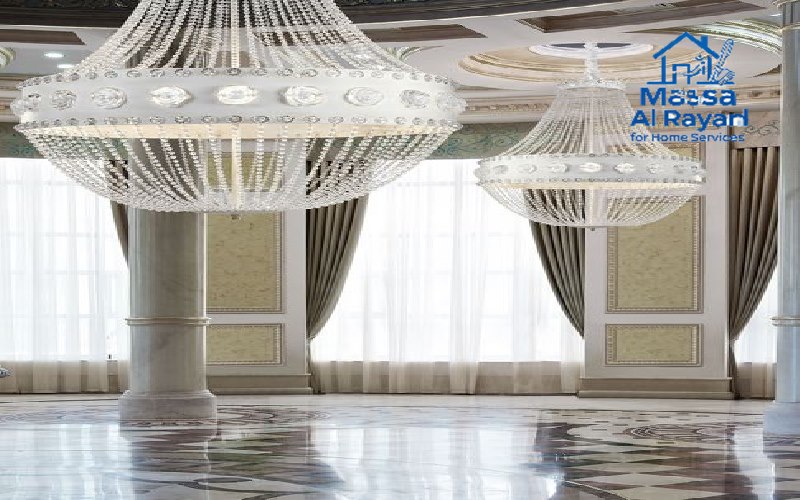 تنظيف ثريا كريستال فاخرة في قصر بالرياض