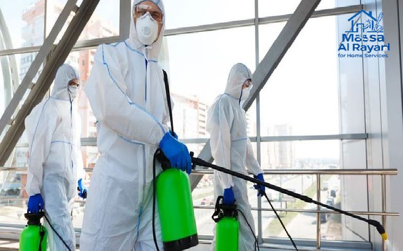 فريق مكافحة الحشرات يقوم برش المبيدات
