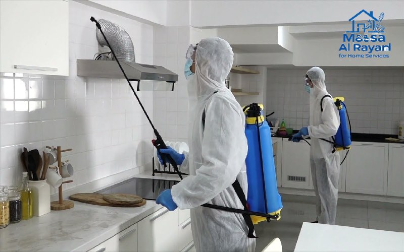 فني يرش مبيدات آمنة لمكافحة الصراصير في مطبخ بالرياض
